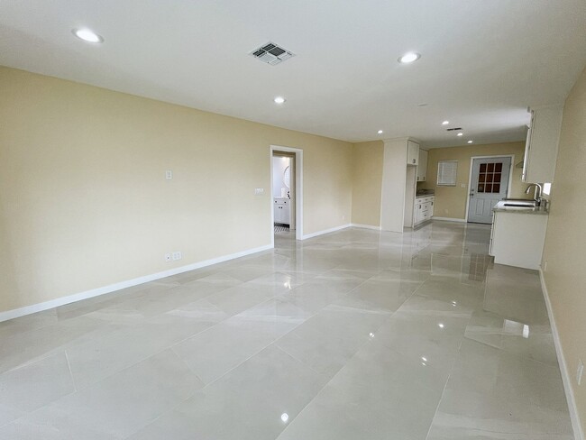 805 Mount Vernon Ave in Bakersfield, CA - Foto de edificio - Building Photo