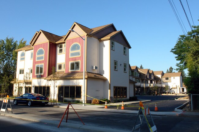 Elaine Station Apartments in Portland, OR - Foto de edificio - Building Photo