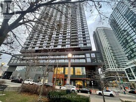 19 Western Battery Rd in Toronto, ON - Building Photo
