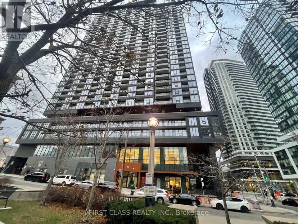 19 Western Battery Rd in Toronto, ON - Building Photo