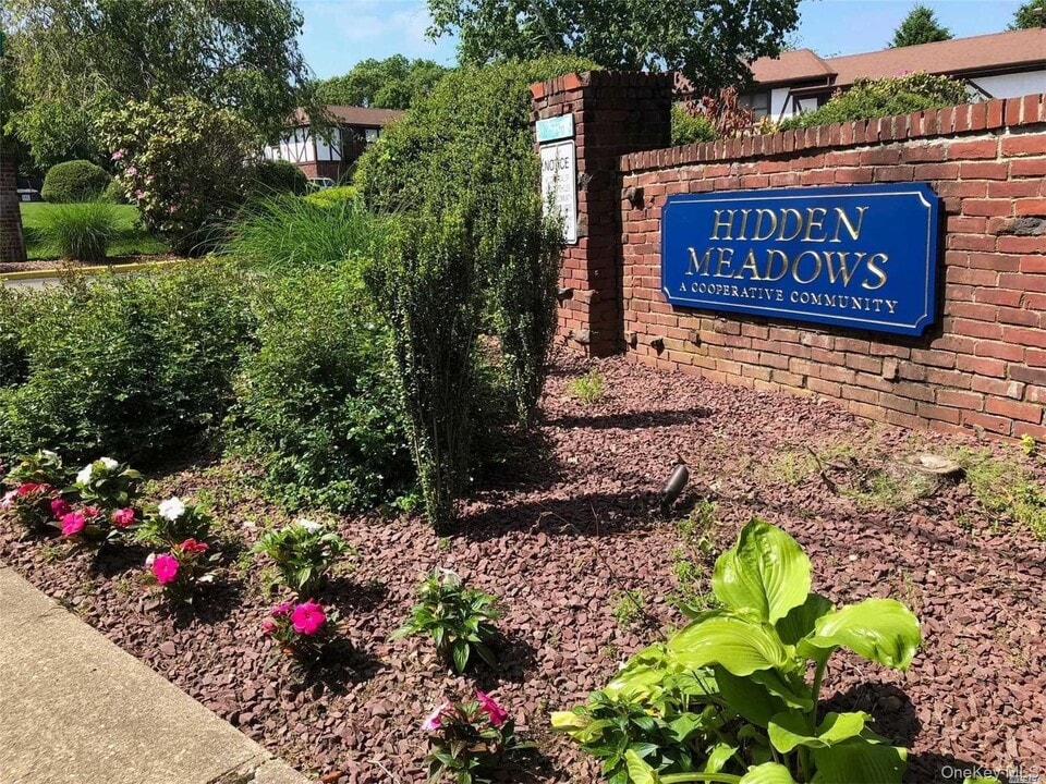 10 Bailey Ct in Middle Island, NY - Building Photo