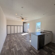 251 Old Country Rd in Eastport, NY - Foto de edificio - Building Photo