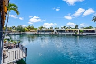 7003 Crown Gate Ct in Miami Lakes, FL - Building Photo