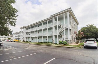4655 Wild Iris Dr, Unit 301 in Myrtle Beach, SC - Foto de edificio - Building Photo