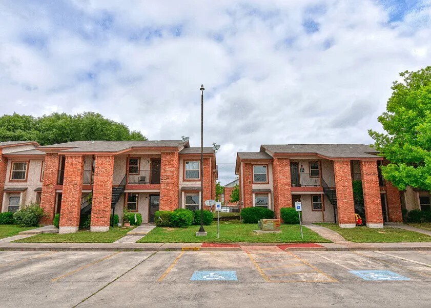 1906 S College Ave in Decatur, TX - Building Photo