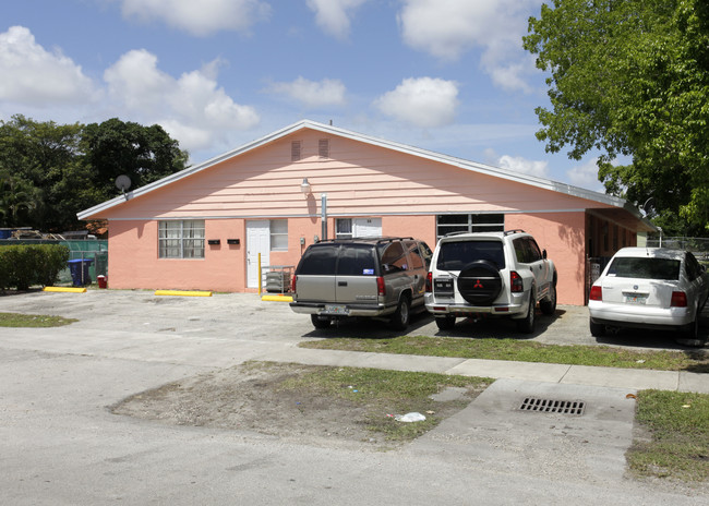 13750 NE 2nd Ct in Miami, FL - Foto de edificio - Building Photo