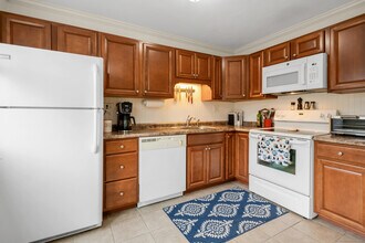 224 New Britain Ave in Farmington, CT - Foto de edificio - Building Photo