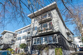 976 Humboldt St in Victoria, BC - Building Photo - Building Photo