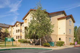 Cottonwood Senior Apartments in Placerville, CA - Foto de edificio - Building Photo