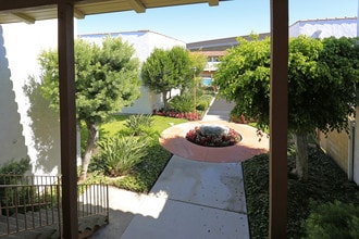 Las Casas Apartments in Tustin, CA - Foto de edificio - Building Photo
