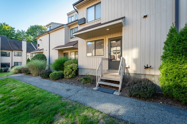 19 Woodway Rd in Stamford, CT - Building Photo - Building Photo