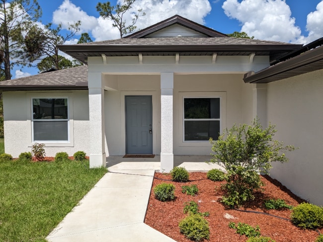 5900 Cazler Ave in North Port, FL - Foto de edificio - Building Photo
