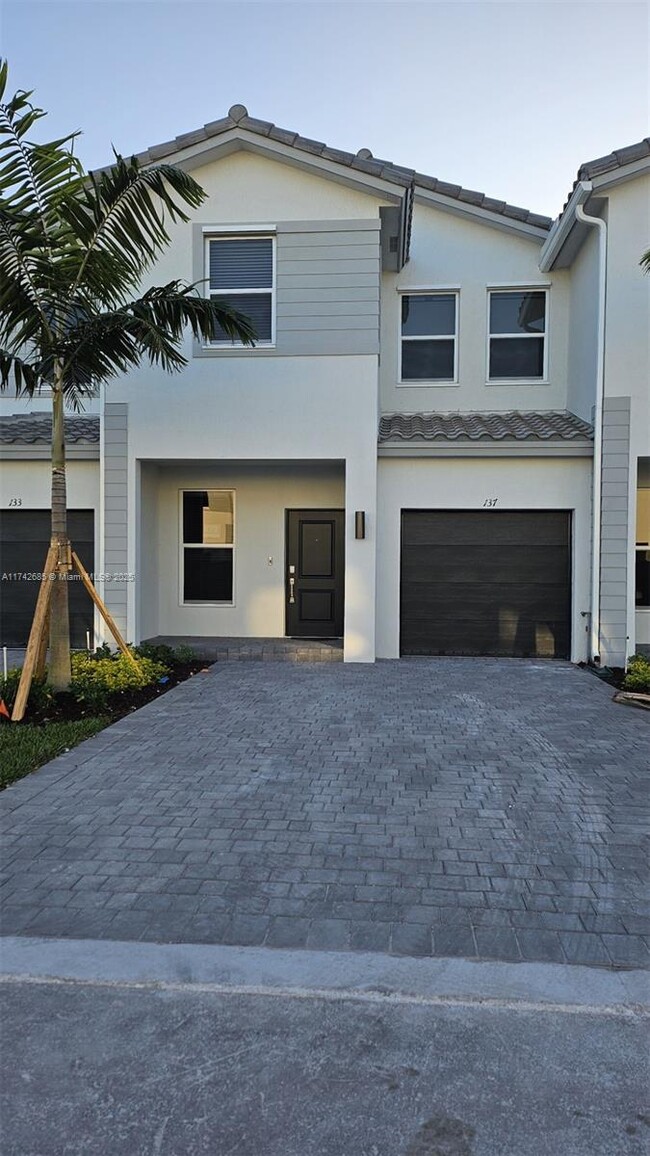 137 SW 184th Ave in Pembroke Pines, FL - Building Photo - Building Photo