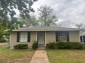 401 Walnut St, Unit 3 in Yoakum, TX - Building Photo