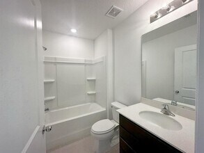3825 Capri Coast Dr in Plant City, FL - Building Photo - Building Photo