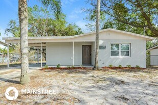 1070 Emerald Dr in Mount Dora, FL - Building Photo