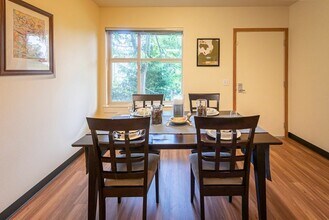 Radford Court in Seattle, WA - Building Photo - Building Photo