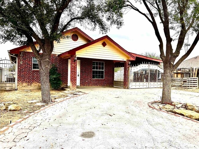 3110 Cuernavaca Dr in Laredo, TX - Building Photo - Building Photo