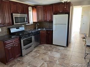 90 Murray Hill St in Elmont, NY - Building Photo - Building Photo