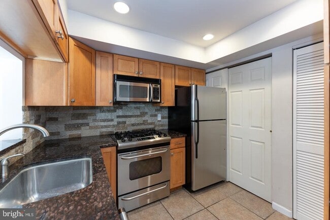 2010 Green St in Philadelphia, PA - Building Photo - Building Photo