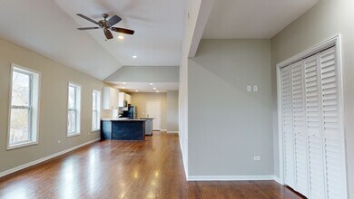 2101 W Fletcher St, Unit 3 in Chicago, IL - Foto de edificio - Building Photo