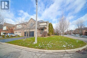 2353 Woodcrest Dr in Oakville, ON - Building Photo - Building Photo