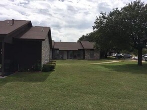 112 Dixon Dr in Devine, TX - Building Photo - Building Photo