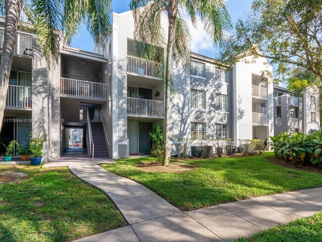 720 SW 111th Ave in Pembroke Pines, FL - Building Photo - Building Photo