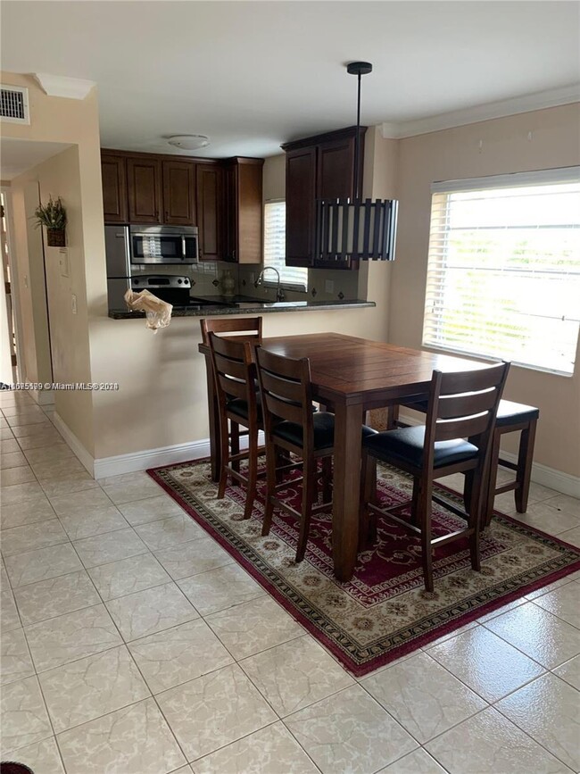 3048 Sunrise Lakes Dr E in Fort Lauderdale, FL - Building Photo - Building Photo