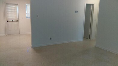 828 Prosperity Farms Rd in North Palm Beach, FL - Building Photo - Building Photo