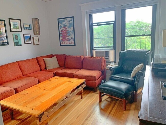 35 Winchester St, Unit 203 in Brookline, MA - Building Photo - Building Photo