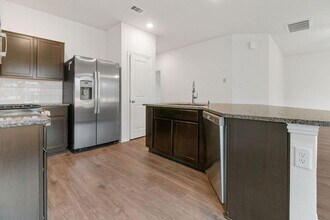 401 Magnolia Ln in Richwood, TX - Foto de edificio - Building Photo