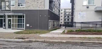 275 Larch St in Waterloo, ON - Building Photo