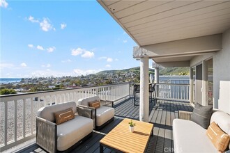 404 Loma Terrace, Unit B-303 in Laguna Beach, CA - Building Photo - Building Photo