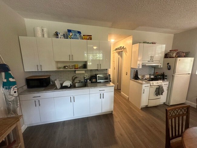 property at 200 Whitethorn Dr