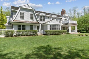 19 Fairleigh Ct in Sag Harbor, NY - Building Photo