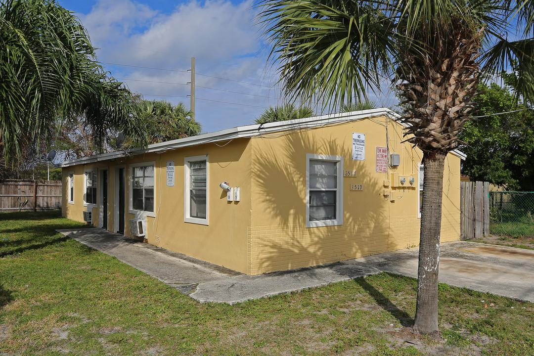 3517 Windsor Ave in West Palm Beach, FL - Building Photo