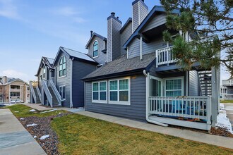 8327 S Upham Way, Unit 3-211 in Littleton, CO - Foto de edificio - Building Photo