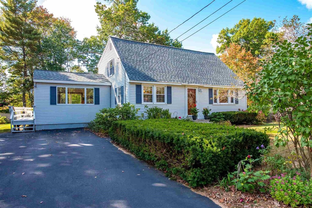 19 Lou Ave in Salem, NH - Building Photo