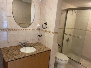 771 NE 199th St in North Miami Beach, FL - Building Photo - Building Photo