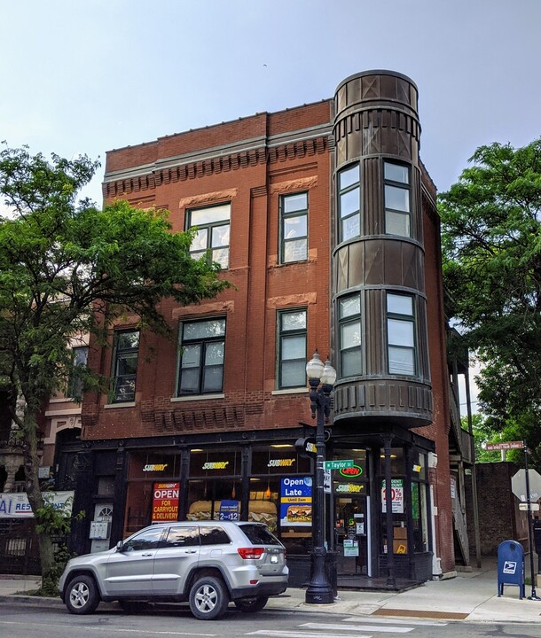 1100 W Taylor St in Chicago, IL - Building Photo