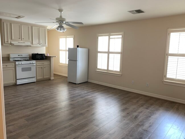 4928 Mimosa Dr, Unit Standalone Apt no laundry, Unit Standalone Apt no laundry