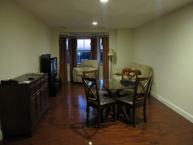 120 Wyllis Ave, Unit 319 in Everett, MA - Building Photo - Building Photo