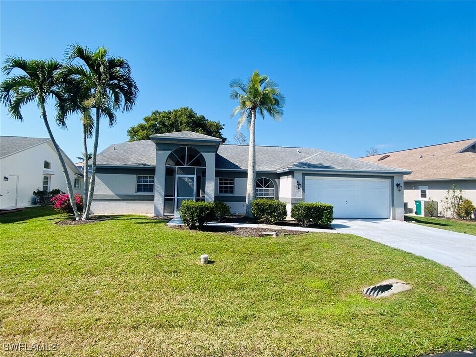 1175 Moon Lake Dr in Naples, FL - Foto de edificio