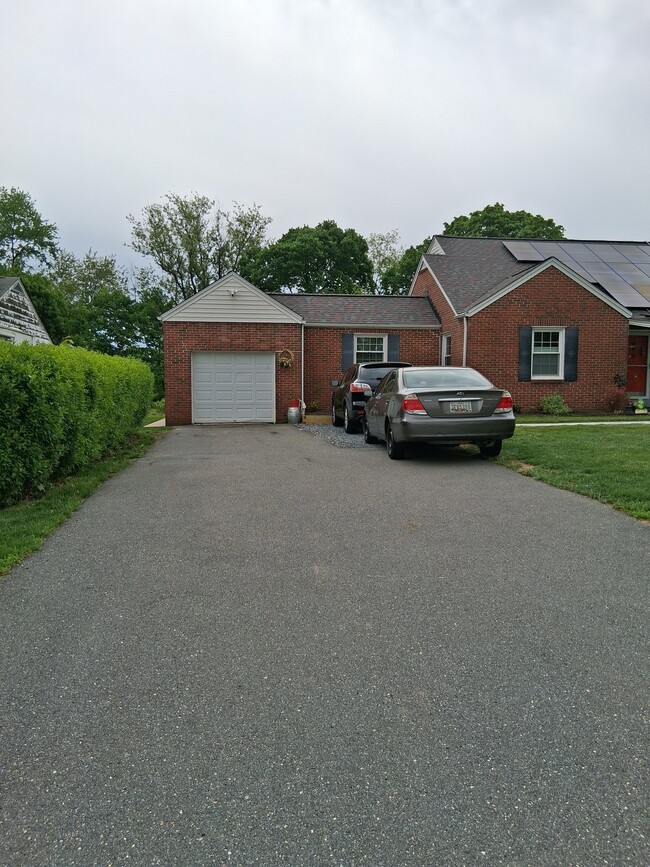 7012 Warfield Rd in Gaithersburg, MD - Foto de edificio - Building Photo