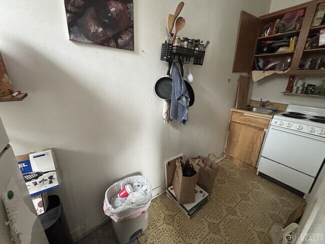 16 Davis Ave, Unit 9 in Brookline, MA - Foto de edificio - Building Photo