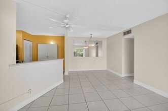 7535 S Oriole Blvd, Unit 2060 in Delray Beach, FL - Foto de edificio - Building Photo