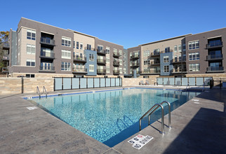 The Reef Apartments in Wauwatosa, WI - Foto de edificio - Building Photo