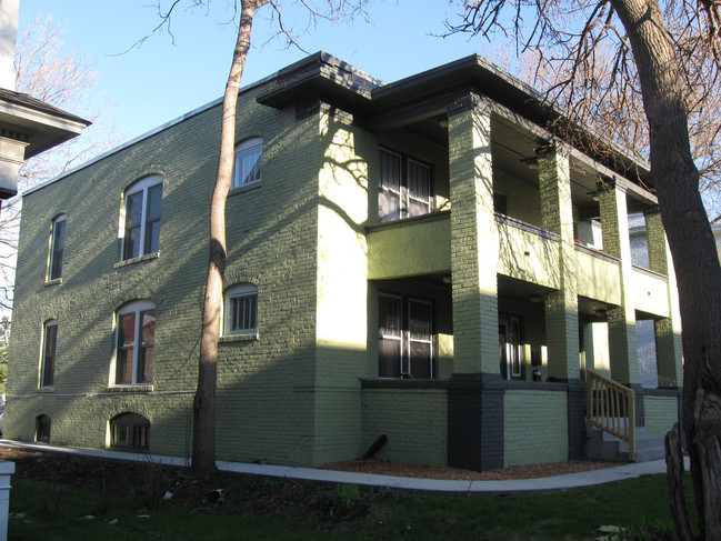 2509 Clinton Ave in Minneapolis, MN - Building Photo - Building Photo