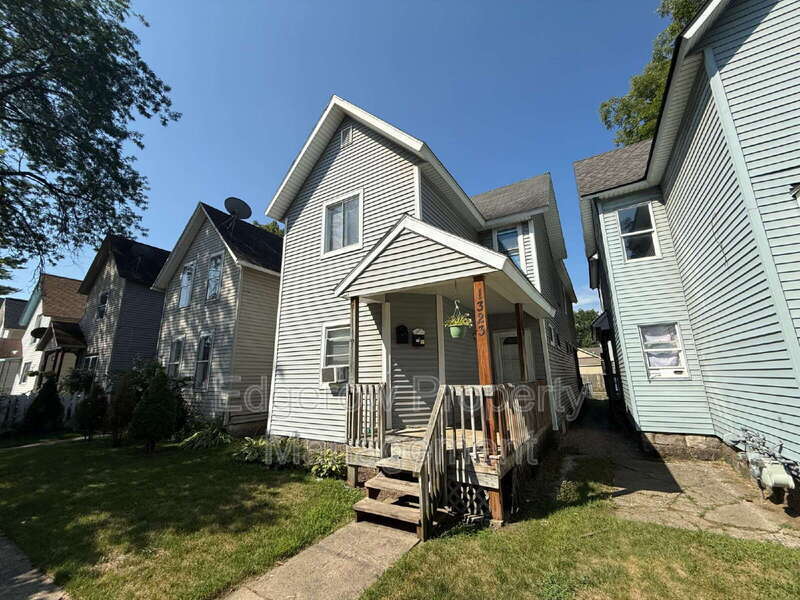 1323 Broadway Ave NW in Grand Rapids, MI - Building Photo